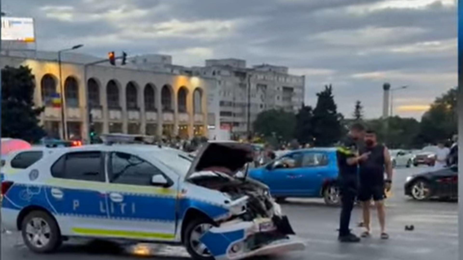 Mașina poliției însoțea o ambulanță