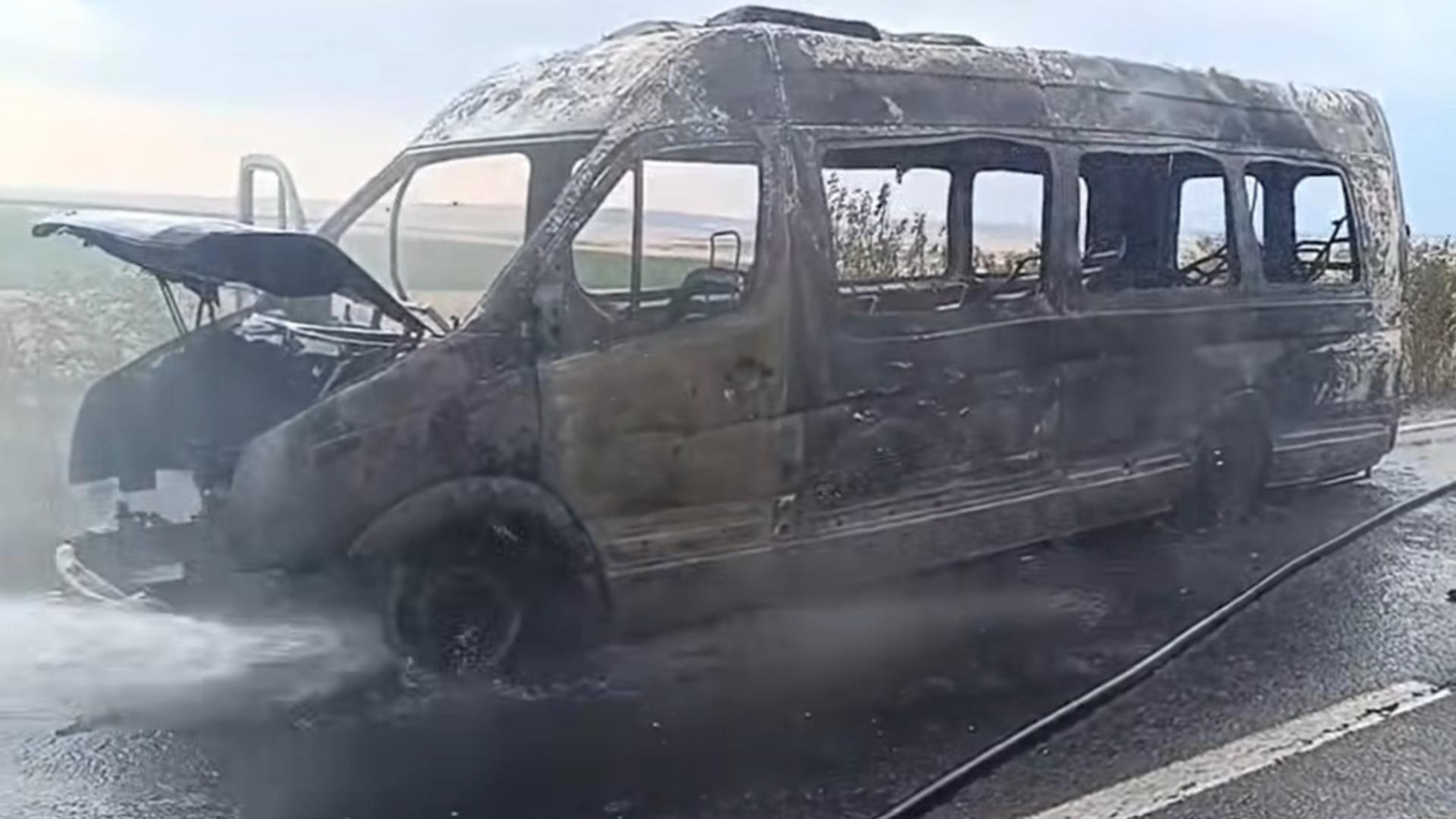 Oamenii au reușit să se autoevacueze, microbuzul s-a făcut scrum. Foto/Captură video