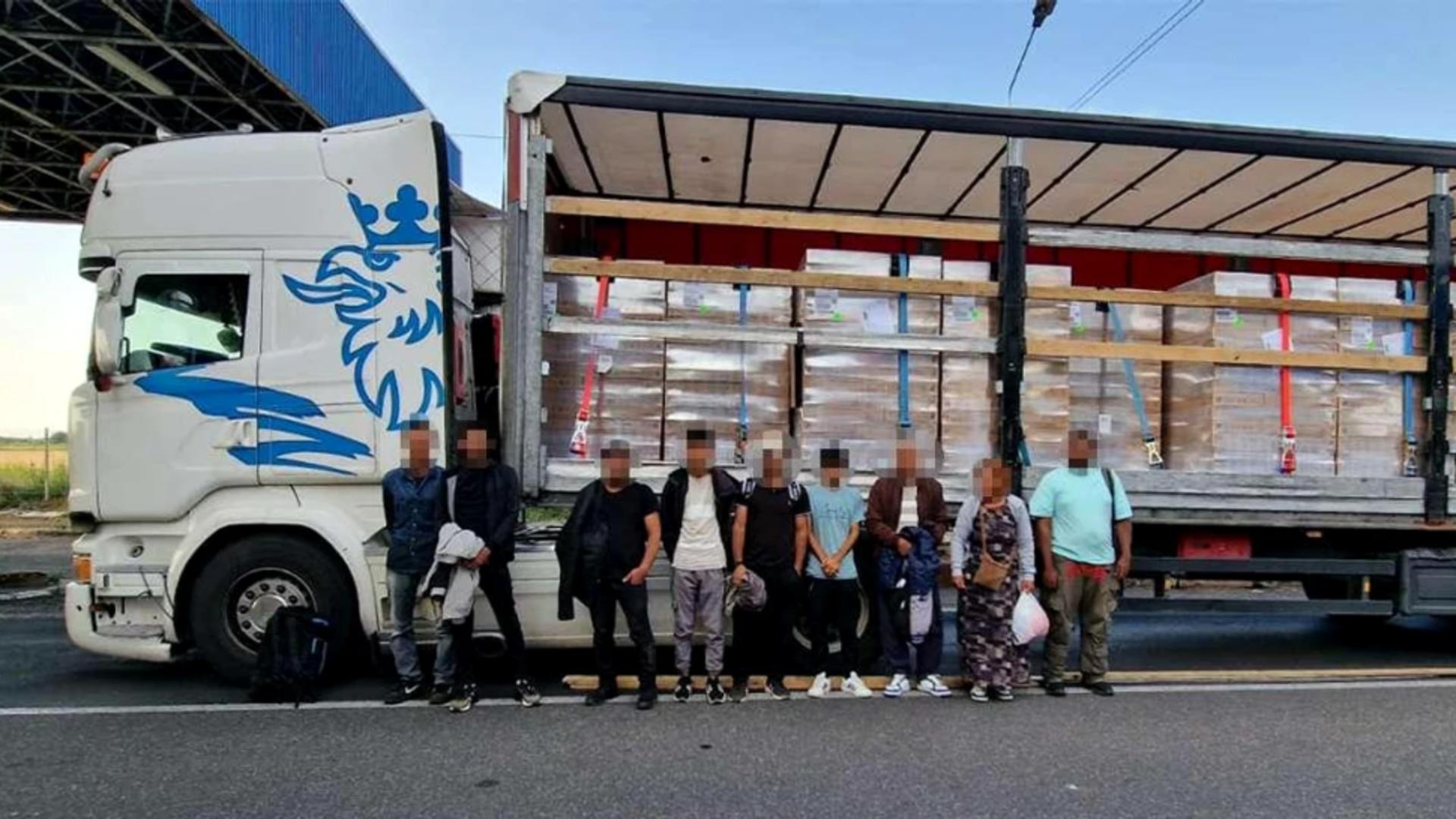 Nouă cetăţeni străini fără drept de a călători în spaţiul Schengen, au fost găsiţi de către poliţiştii de frontieră din Nădlac.