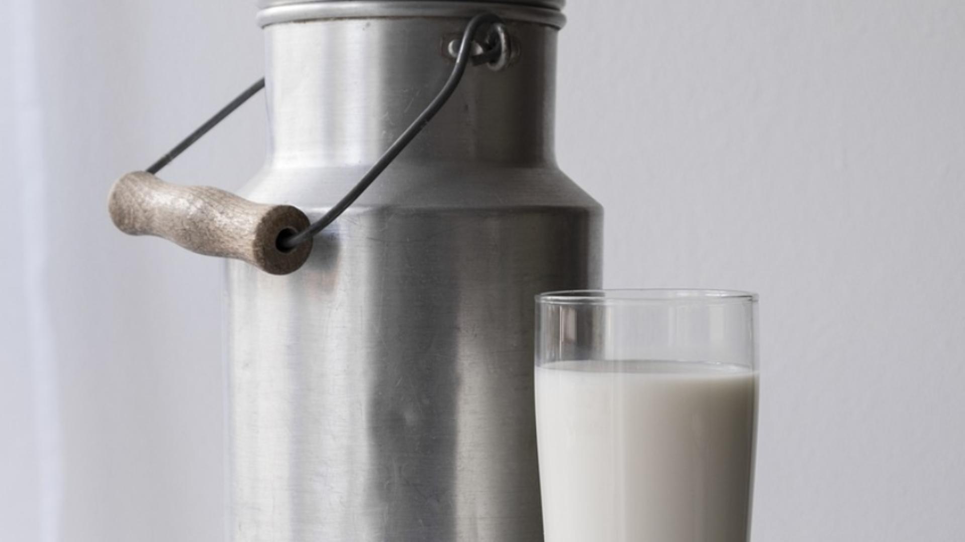 România importă laptele: fermierii dau faliment. Importul excesiv îi bagă în COLAPS