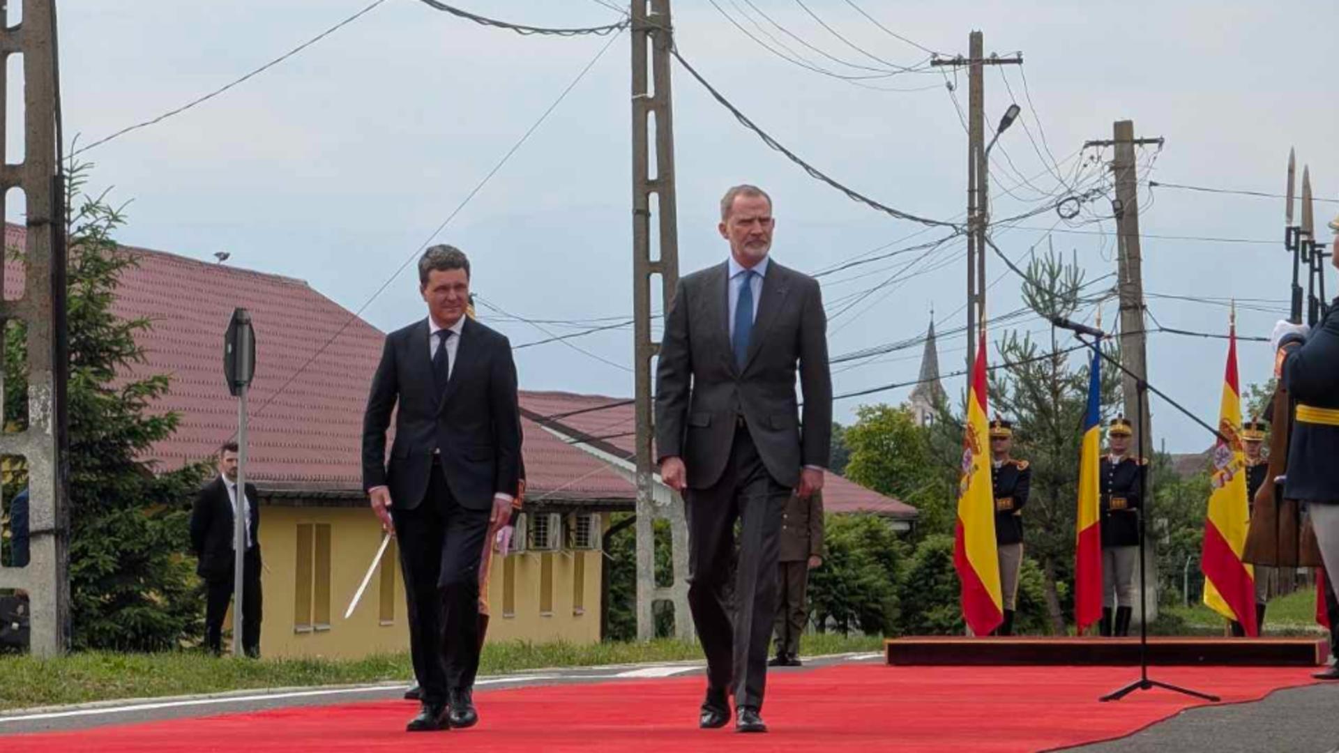 Cei doi șefi de stat au salutat garda de onoare (foto: Ora de Sibiu)