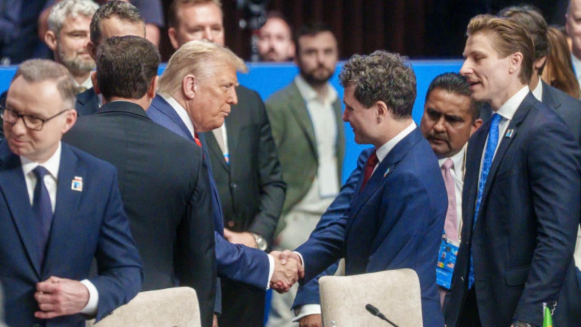 Nicușor Dan, la întâlnirea NATO, unde l-a salutat pe Donald TRump. Foto/Profimedia