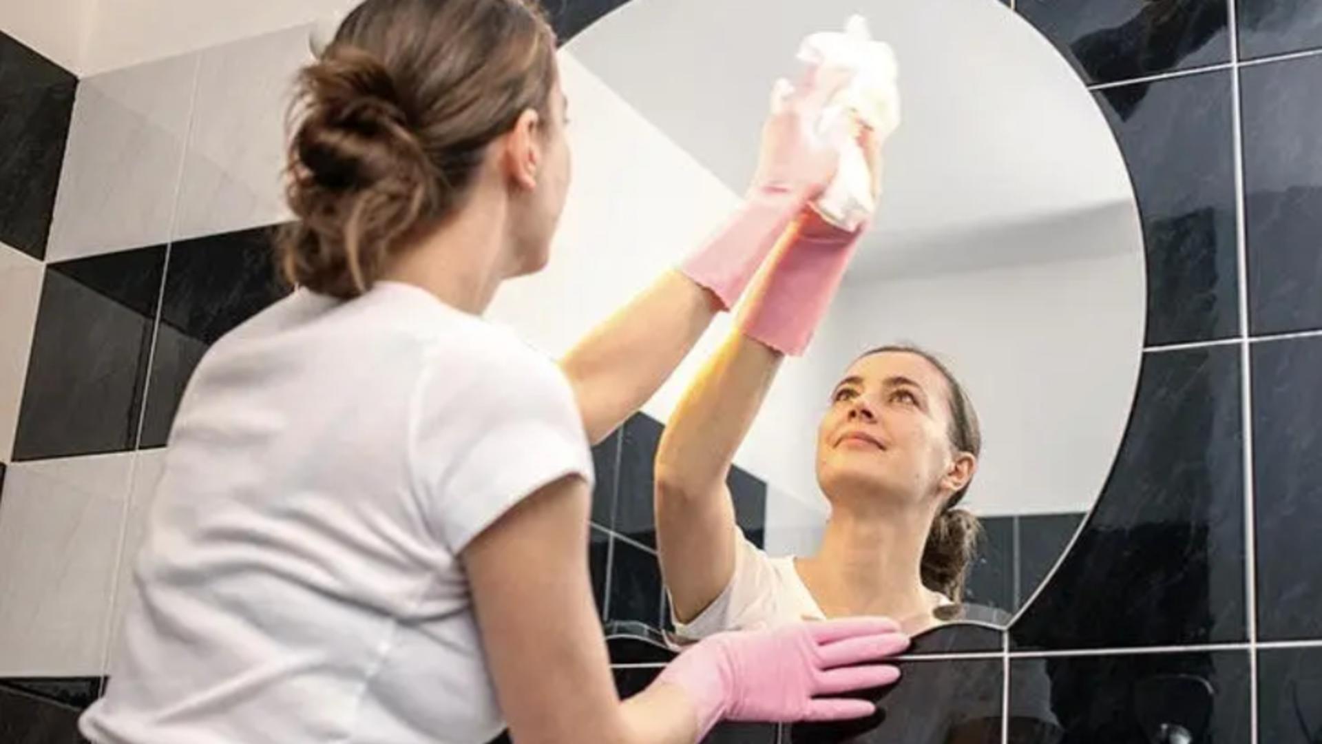 Produsul banal care îți curăță oglinda din baie