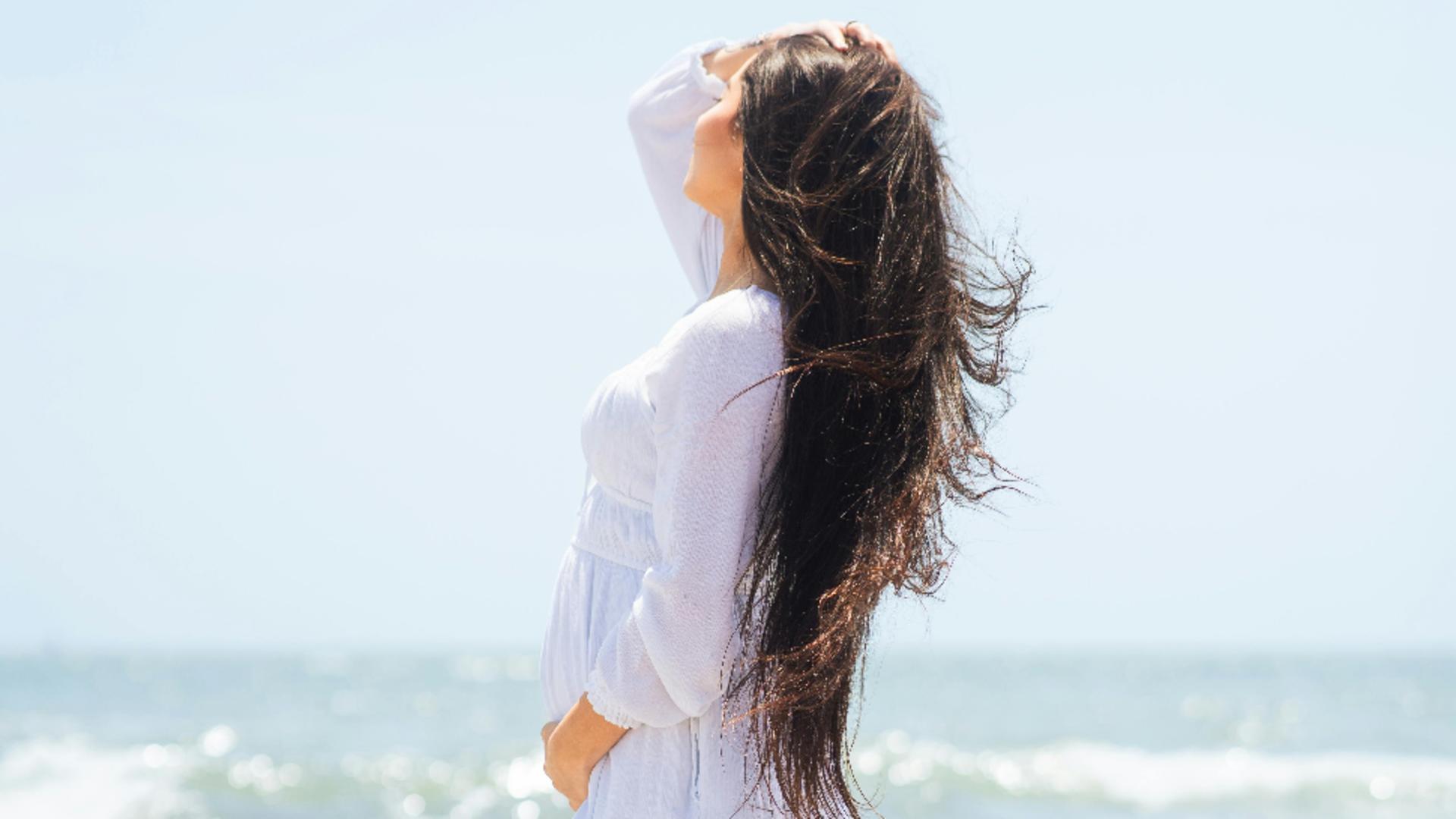 Trucuri care îți vor împrospăta părul când nu ai timp să-l speli. Sfaturi utile pentru toate doamnele