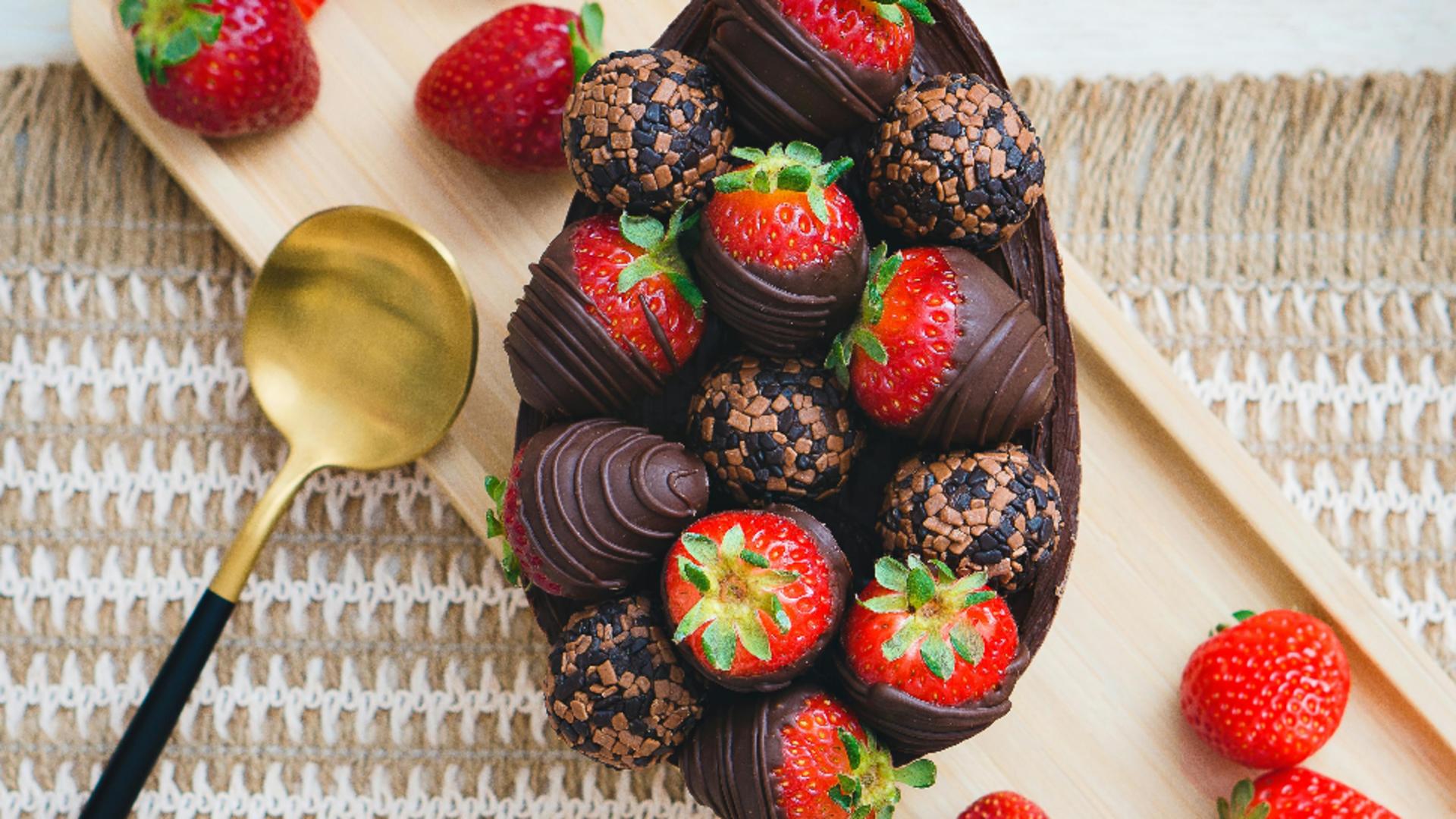 Prăjitură cu căpșuni și ciocolată. Un desert răcoritor de sezon