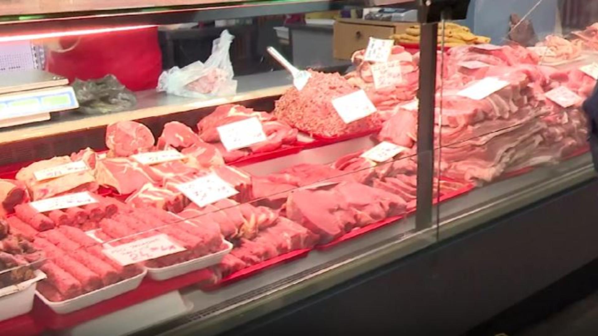 Alimentele au prețuri cu 6% mai mari față de anul trecut. Carnea și laptele se scumpesc tot mai mult