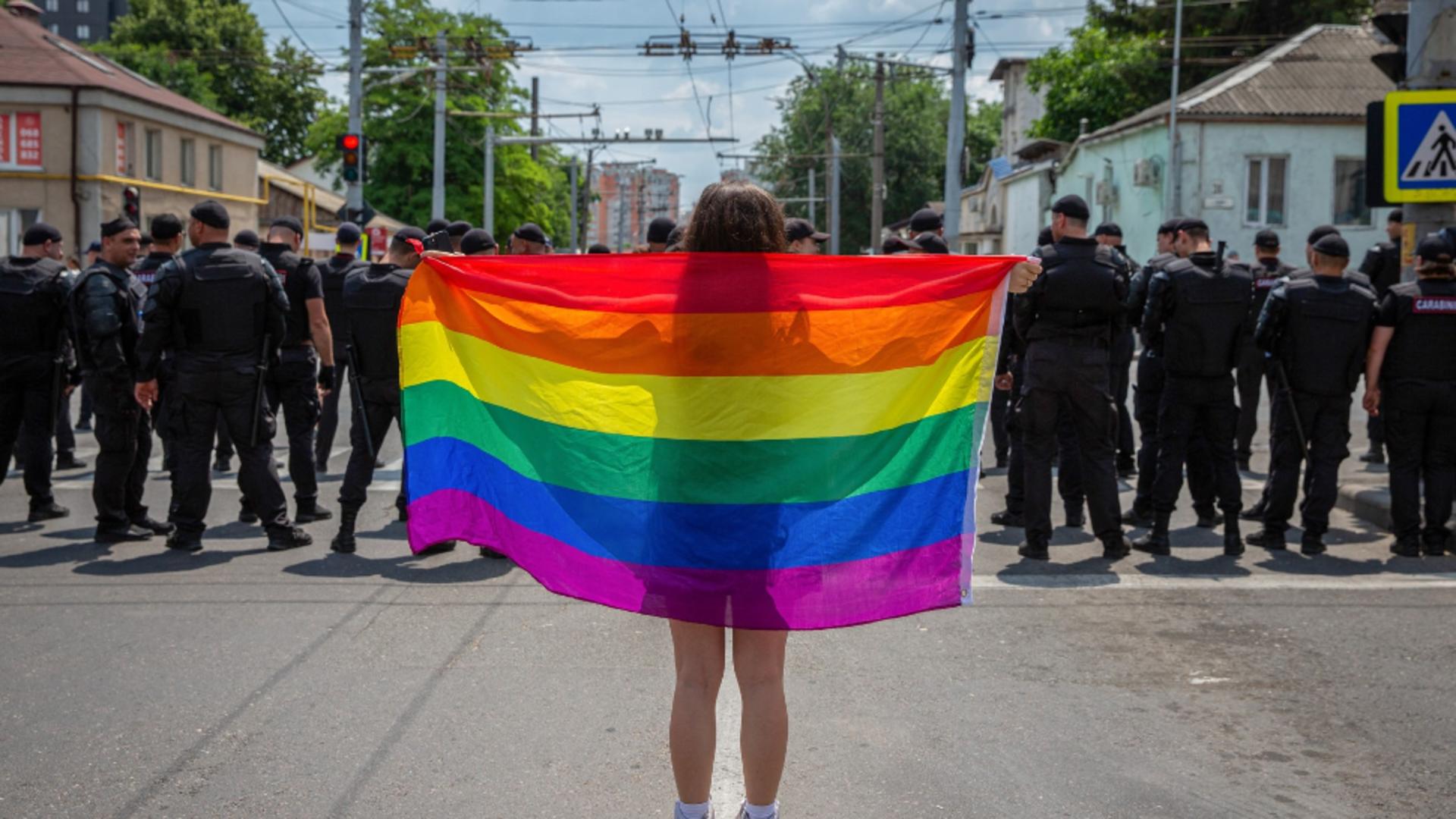 Tensiuni între participanții la marșul ortodox d ela Chișinău și cei la manifestția Pride. Foto/Profimedia 