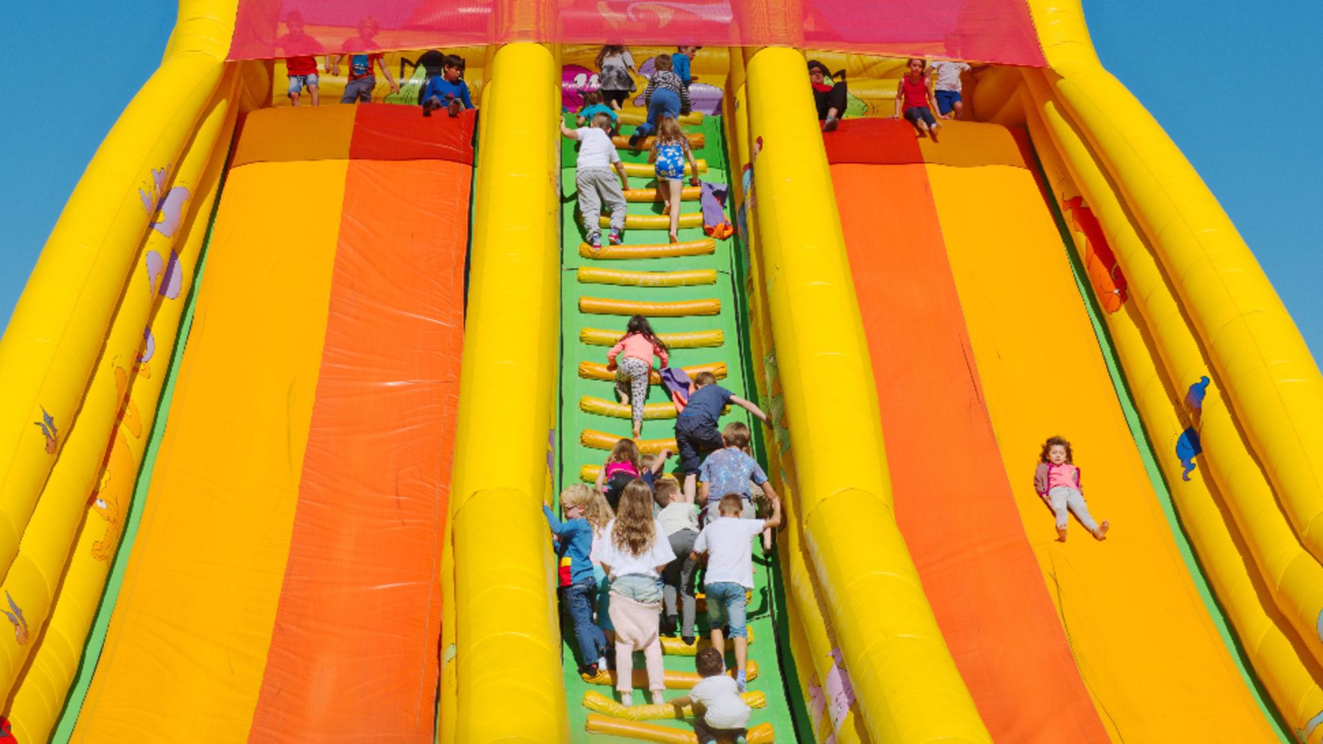 5 copii, prinşi într-un tobogan gonflabil care s-a dezumflat în parcul din Eforie Nord! Unul dintre ei a ajuns la spital/ Profimedia