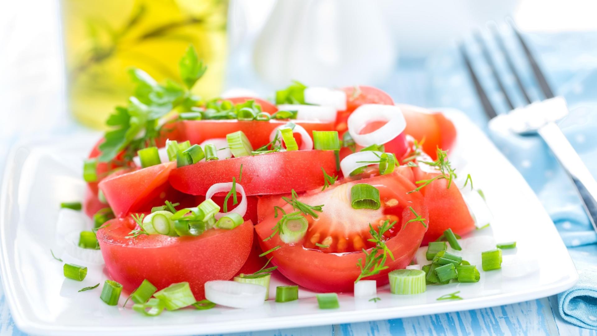 Secretul italienilor pentru salata de roșii: trucul simplu, perfect și pentru castraveți/ Profimedia