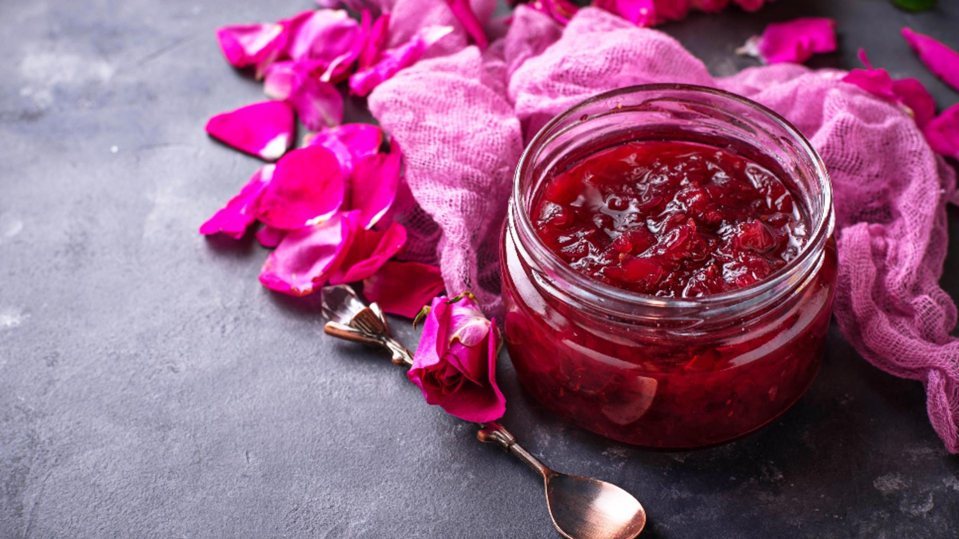 Dulceața de trandafiri, o delicatese parfumată a verii. Când culegi trandafirii și ce petale alegi / Profimedia