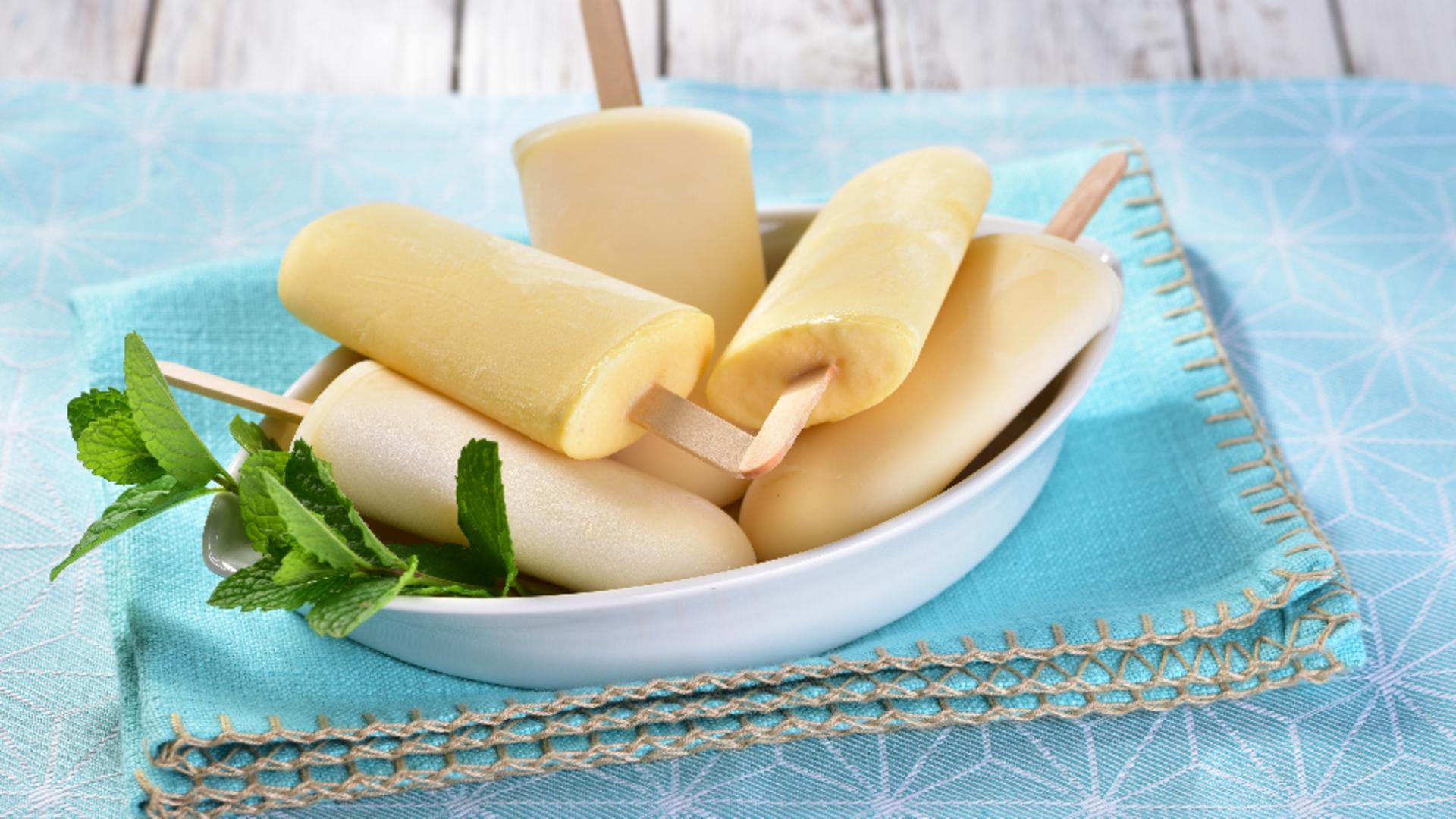 Deliciul absolut al verii! Cum prepari acasă înghețata de banane pe băț: nu o să te mai saturi de ea/ Profimedia