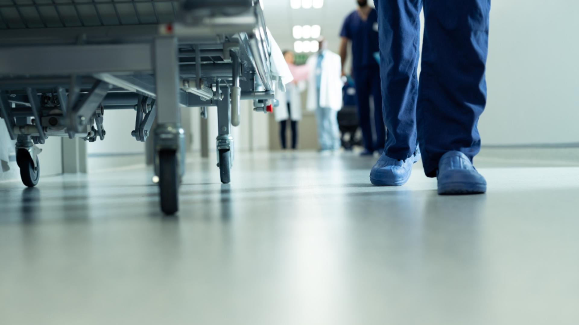 Bărbat MORT după ce s-a tratat acasă de dureri de stomac: medicii nu au mai putut face nimic pentru a-l salva/Profimedia