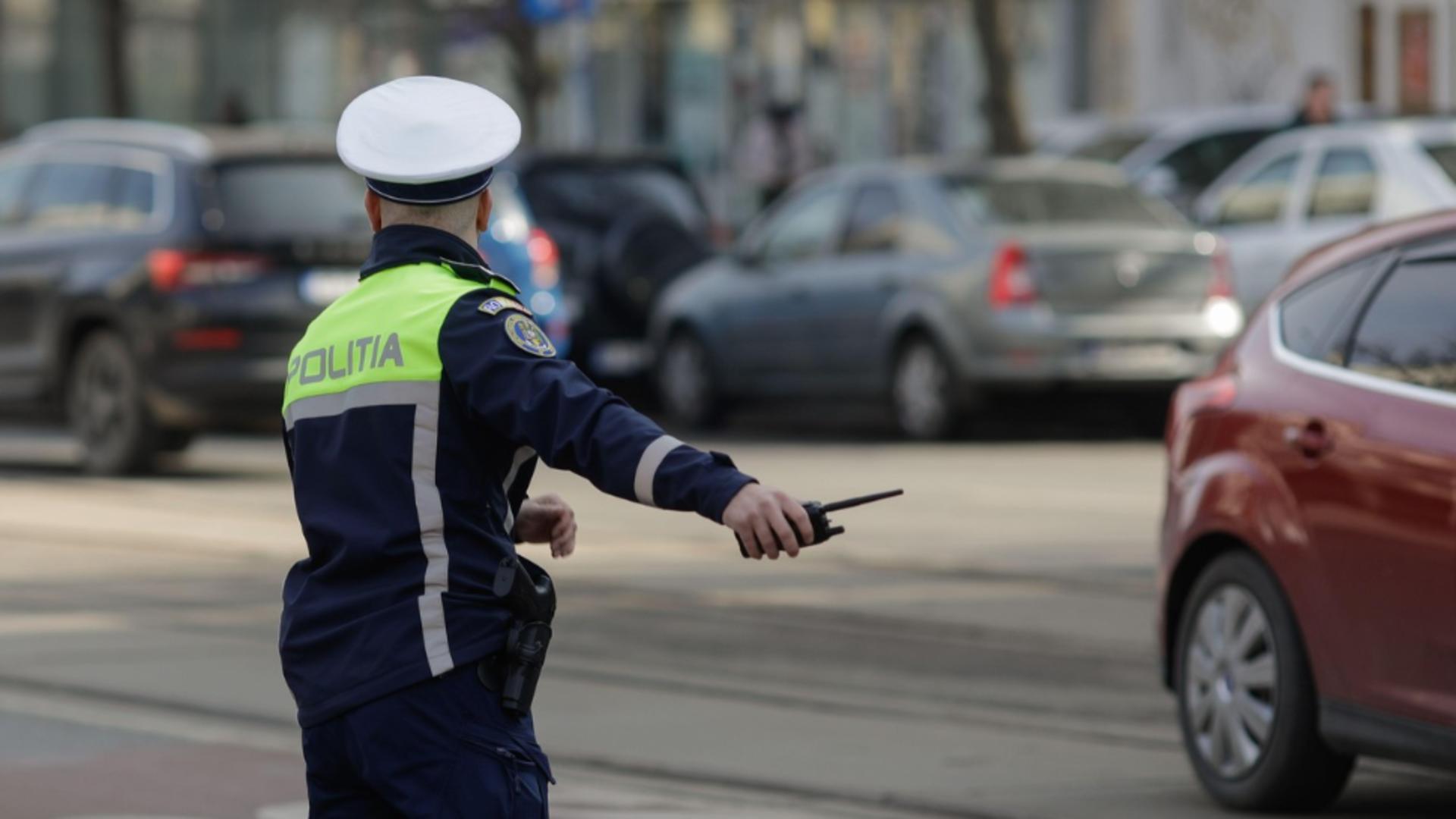  Cum se poate alege un șofer cu amendă deși depășește pe linie discontinuă. Foto: Profimedia