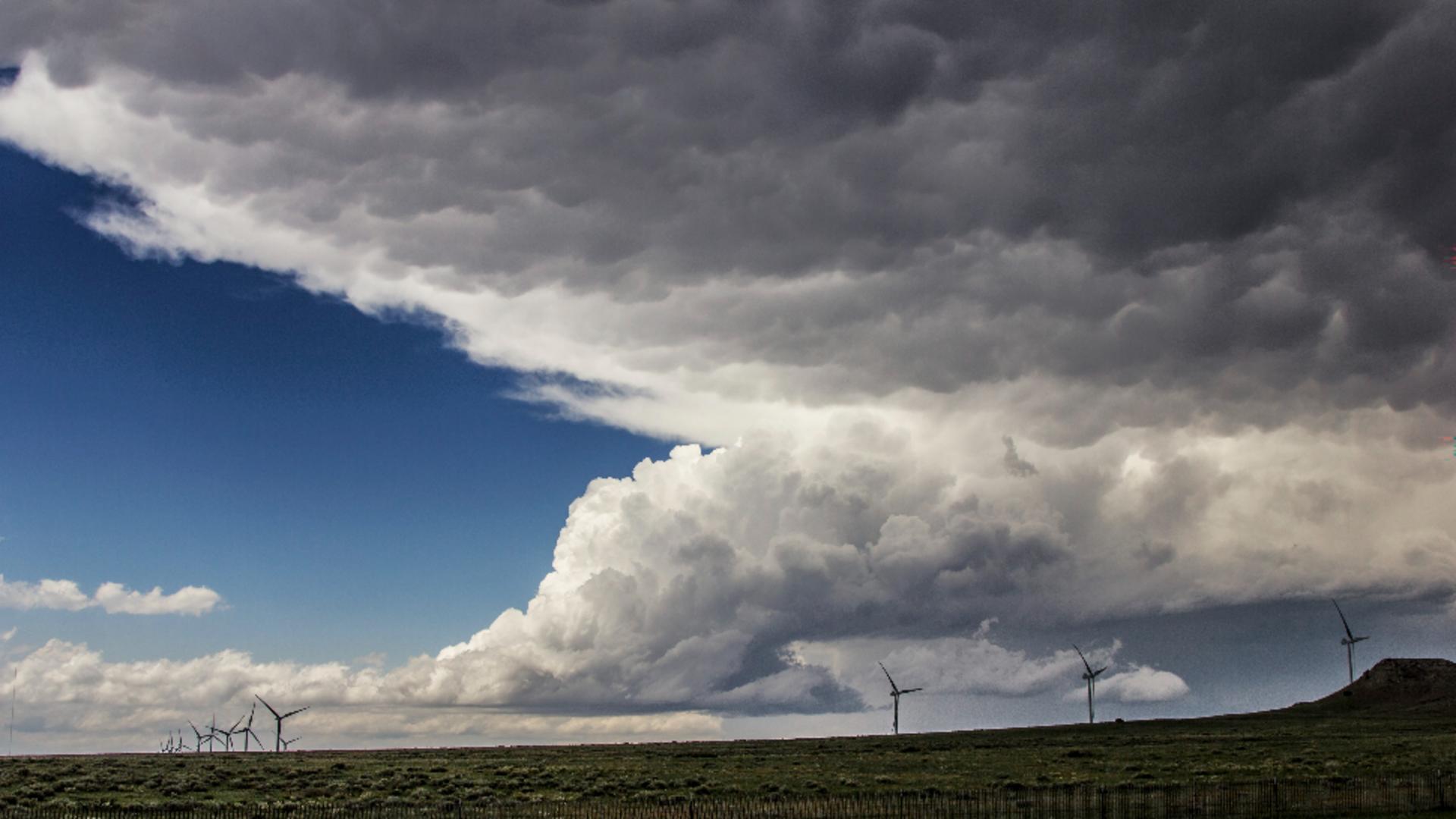 Cod galben de vânt, averse torențiale și descărcări electrice. HARTA cu județele afectate/Profimedia
