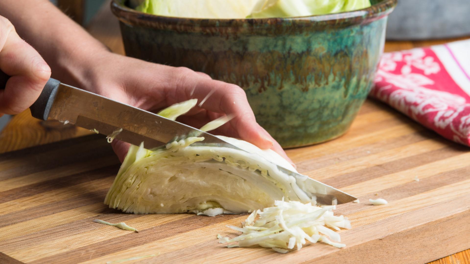 Ordinea în care adaugi ingredinetele în salata de varză influențează gustul și valoarea nutrițională. Cum o prepari corect: marii bucătari "dau din casă"  / Profimedis