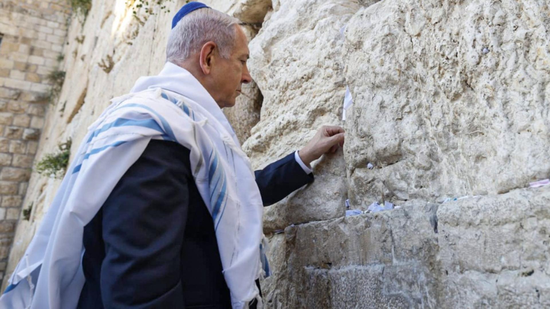 Benjamin Netanyahu la Zidul Plângerii. Foto: Profimedia