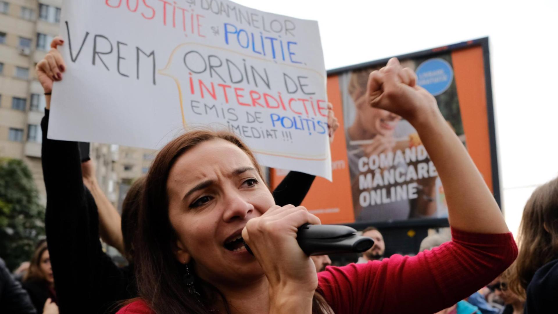 Câteva sute de persoane, în mare parte femei, s-au adunat miercuri seară în Piața Victoriei pentru a-și striga furia. Foto/Centrul Filia