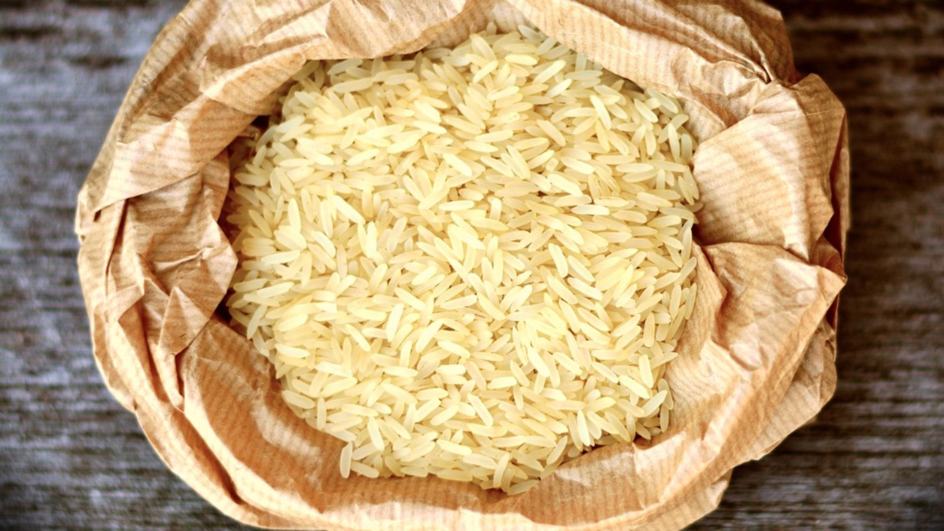 Truc simplu pentru un orez delicios: ingredientul care transformă complet gustul preparatului