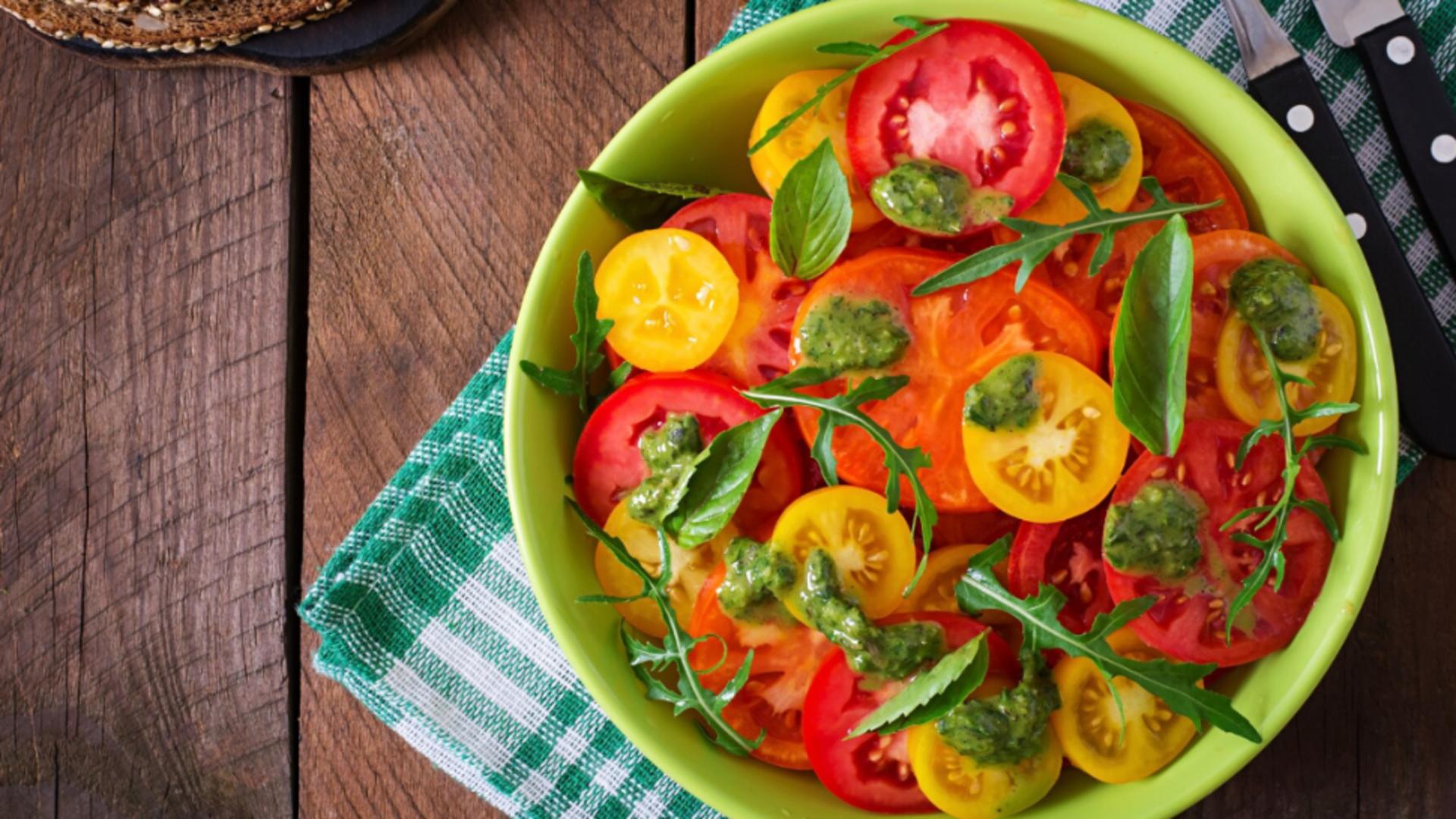 Ce pun italienii în salata de roșii, pentru un gust irezistibil.