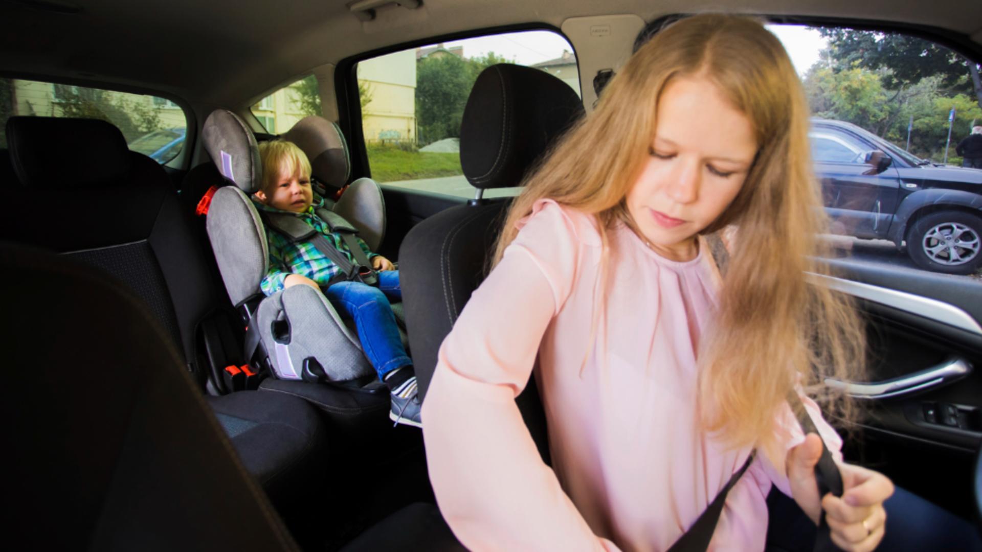 Cum se montează corect scaunul de copil în mașină? Foto/Profimedia