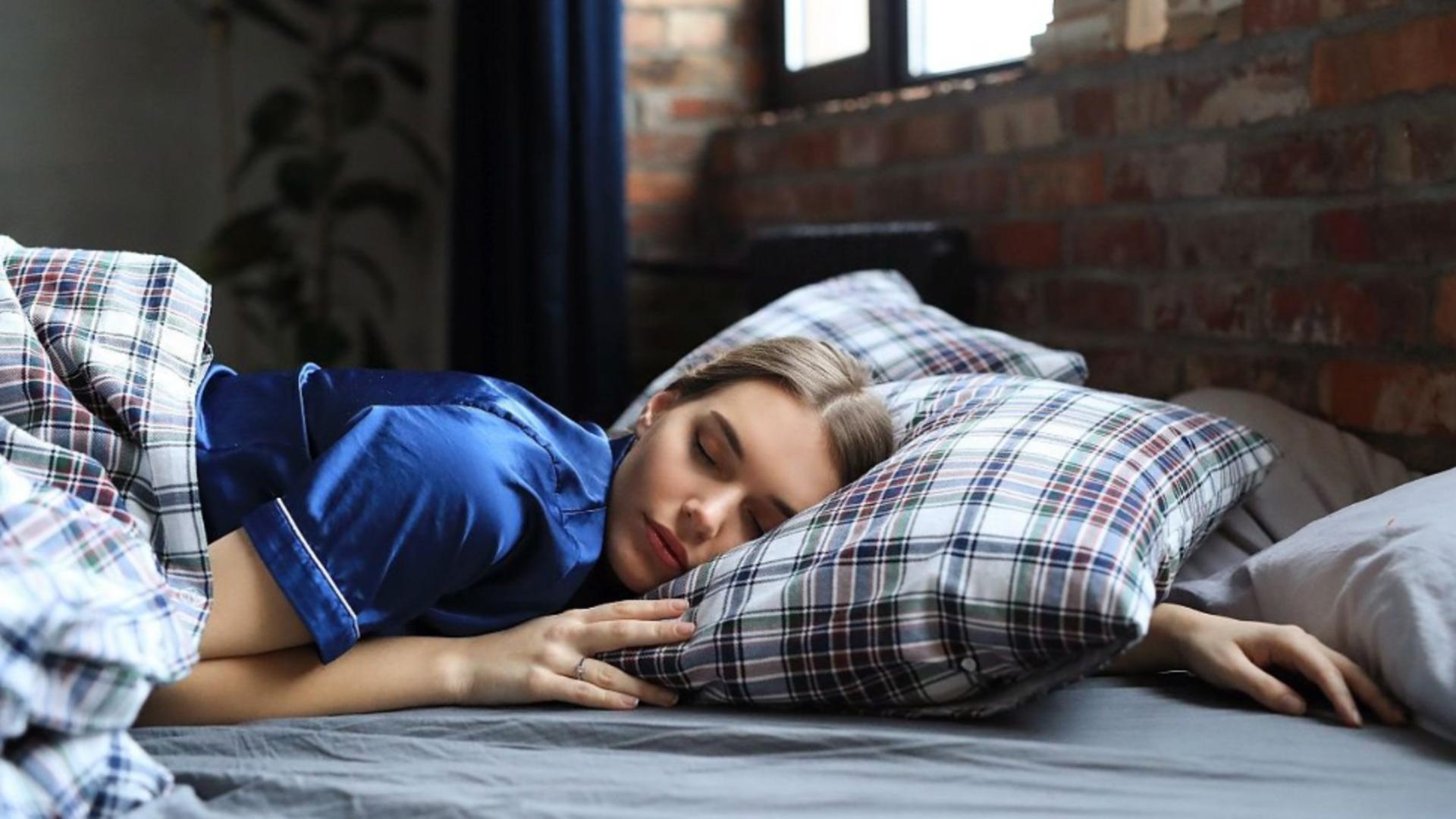 Ce se întâmplă în momentul în care dormi cu capul pe pernă