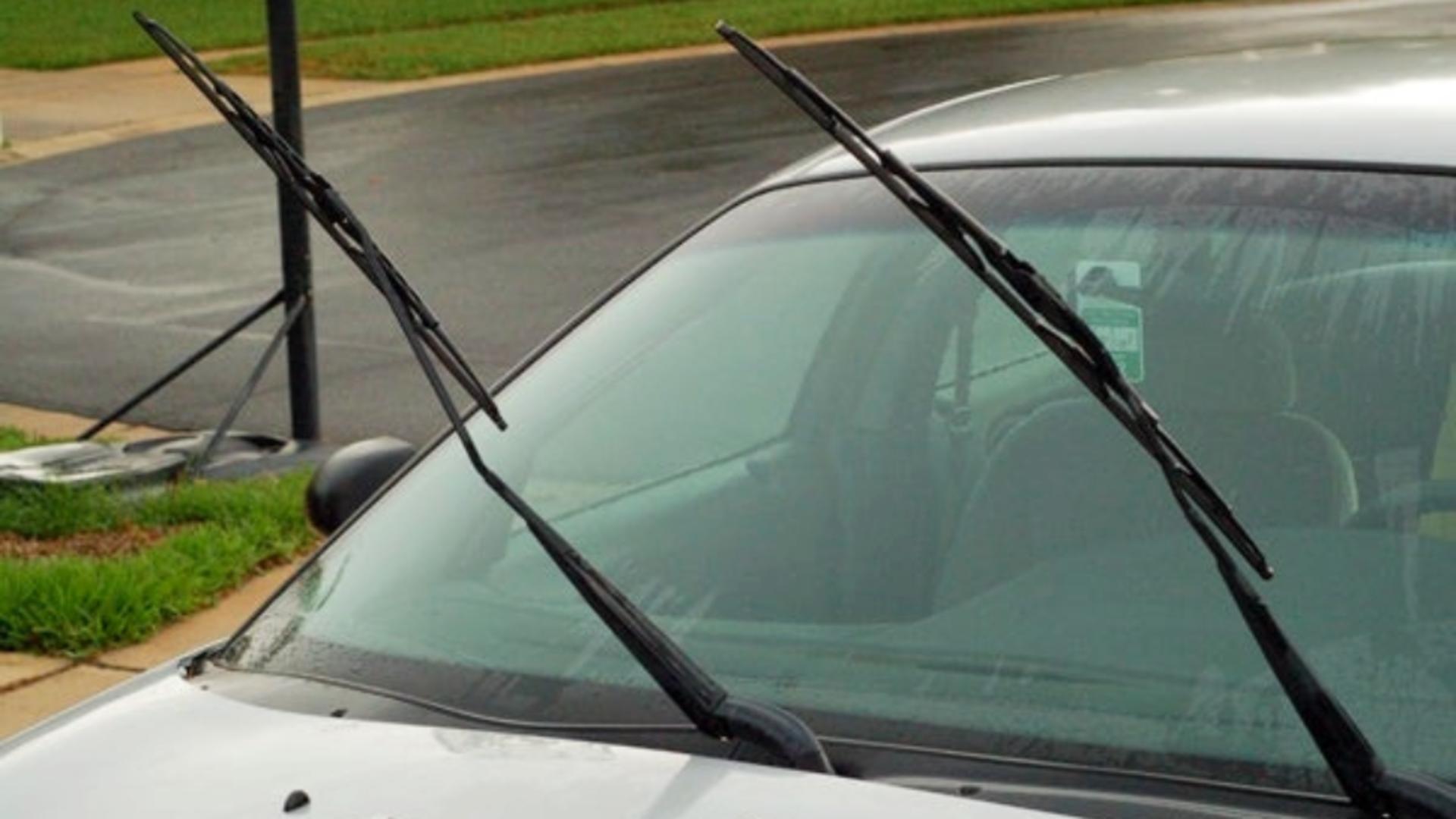 Ce riști dacă ridici ștergătoarele unei mașini în parcare în 2025