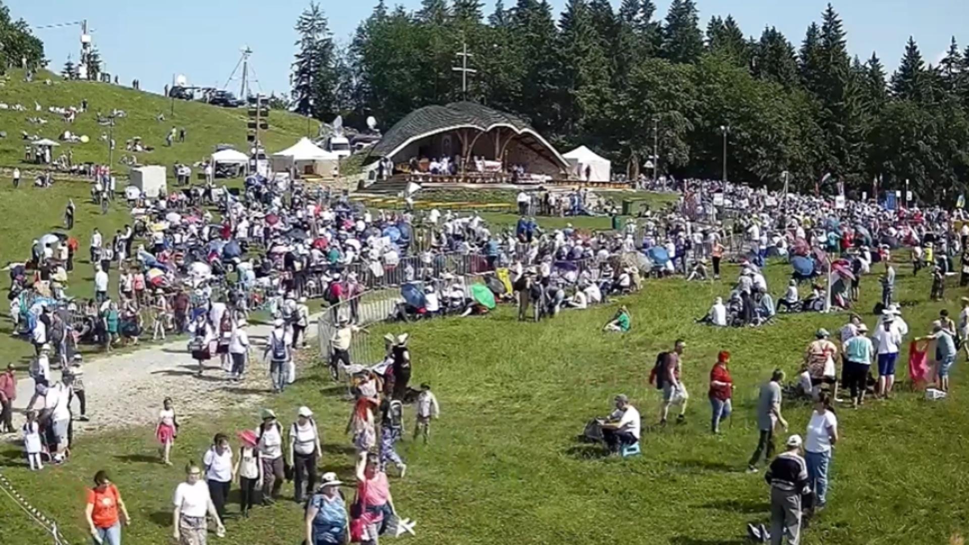 Pelerinaj uriaș de Rusalii la Șumuleu Ciuc.