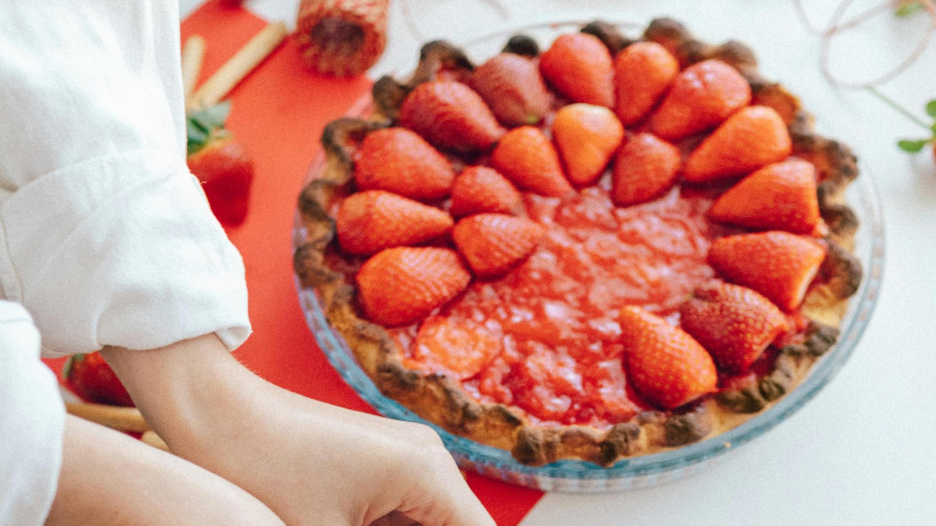 Tartă cu căpșuni. Un desert răcoritor și plin de savoare