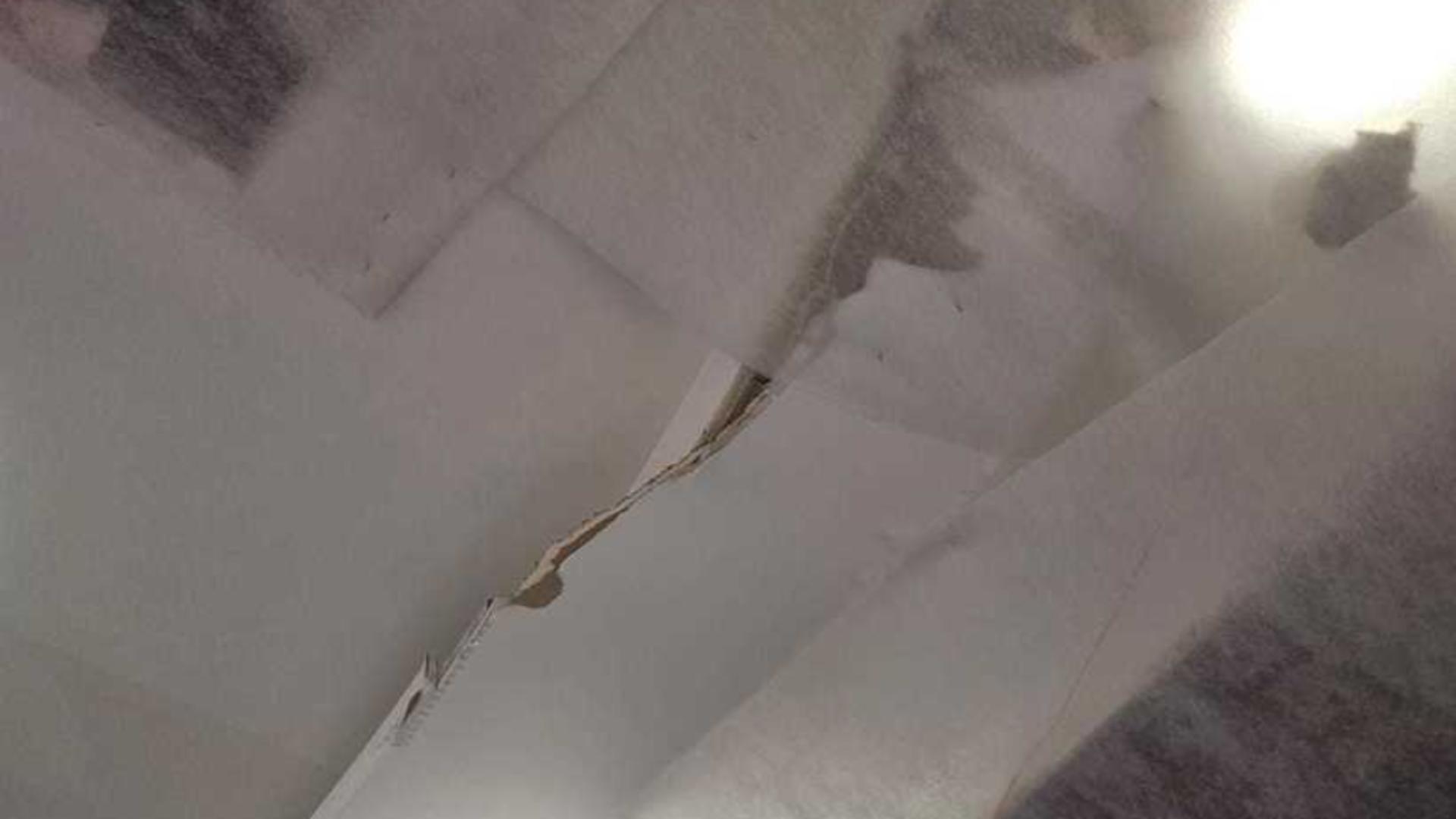 Panică într-un mall din București! Porțiune de tavan căzută deasupra unui loc de joacă