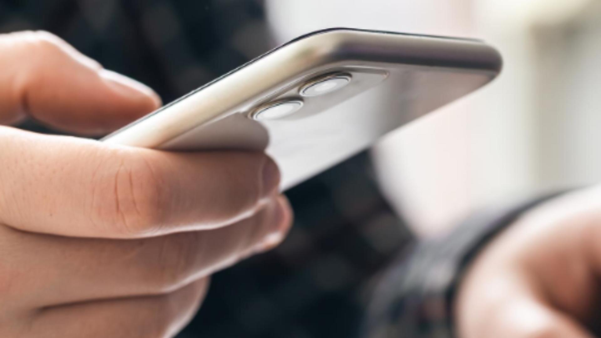 Cum îți dai seama că cineva îți umblă în telefon