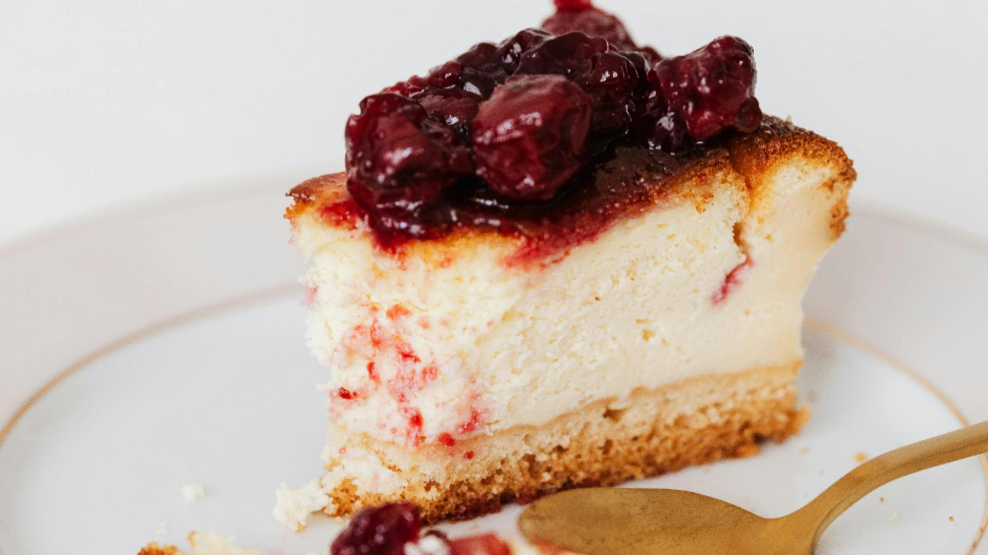 Tort cu cremă de iaurt și jeleu de vișine. Un desert răcoritor