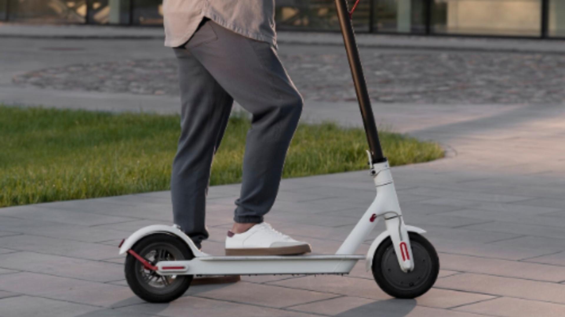 Un român pe trotinetă a băgat spaima într-un orășel din Austria