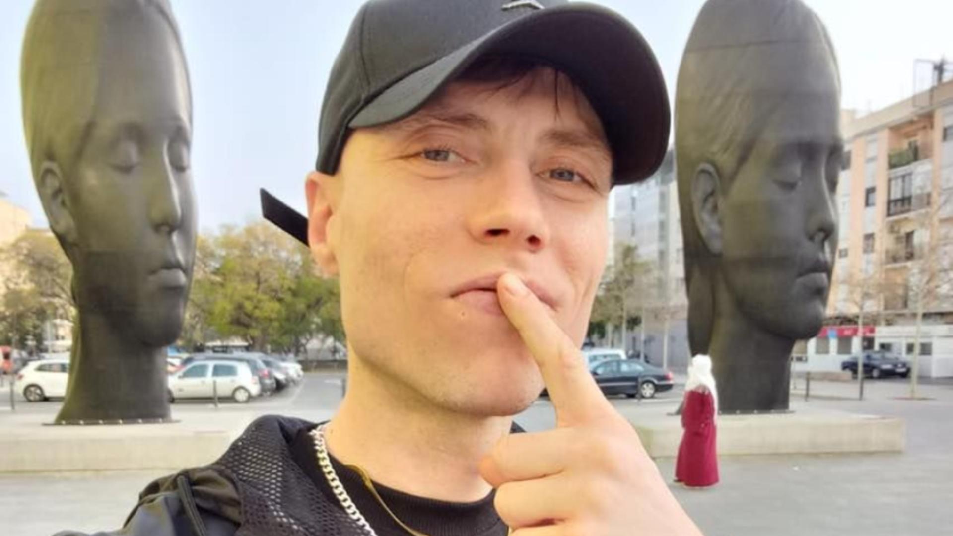 Infractorul obișniește să facă postări în posturi sfidătoare