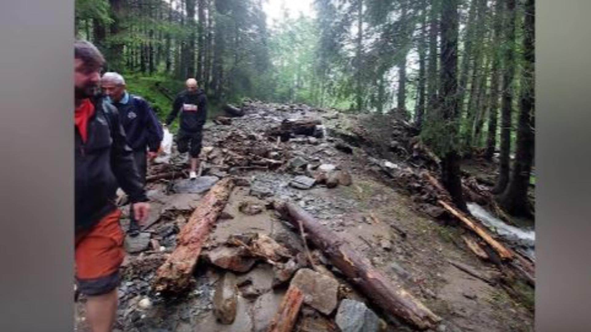 Turiști blocați după o viitură. Salvamontiștii au intervenit