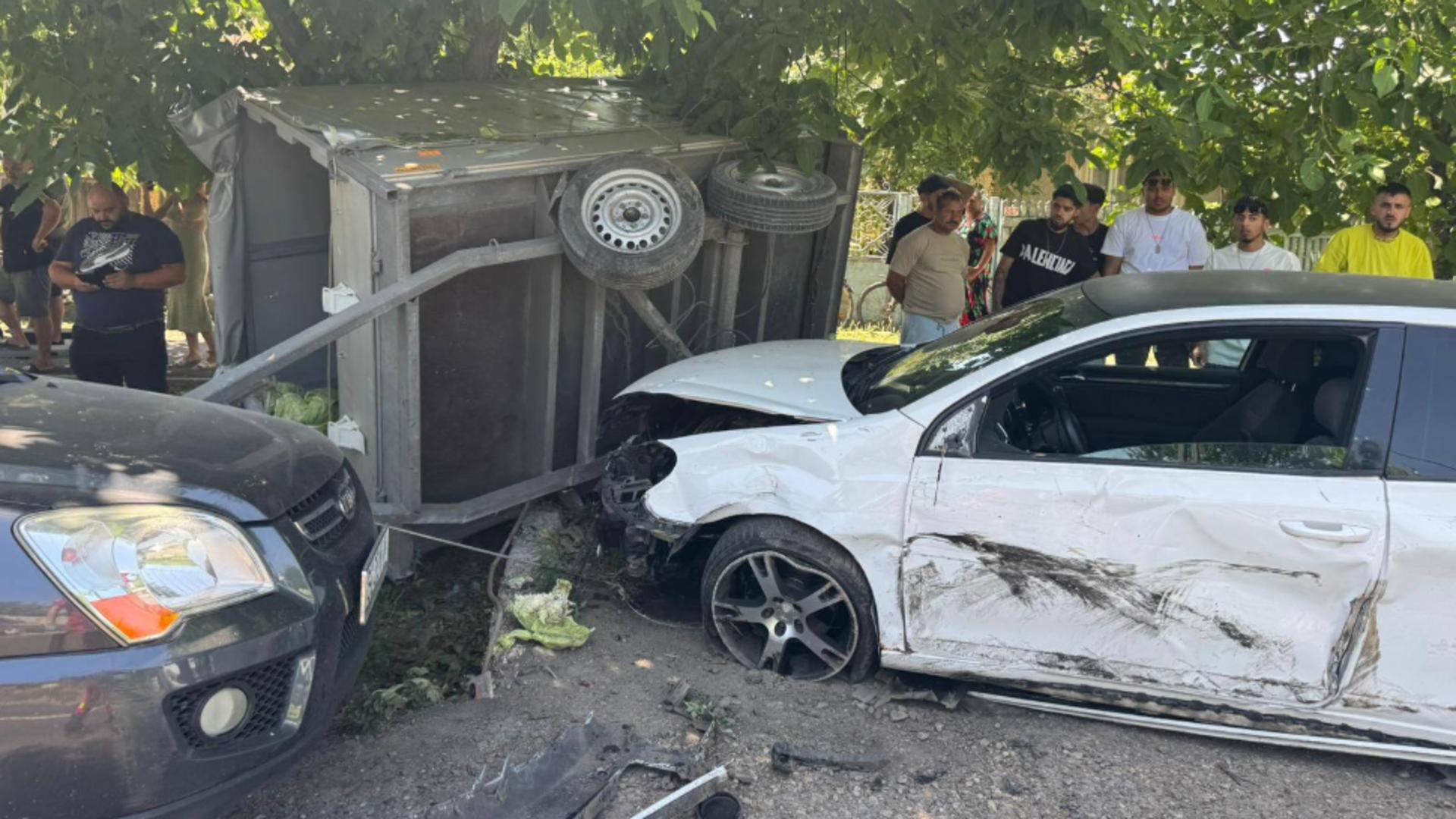 Cinci oameni au fost răniți în carambol. Foto/ISU