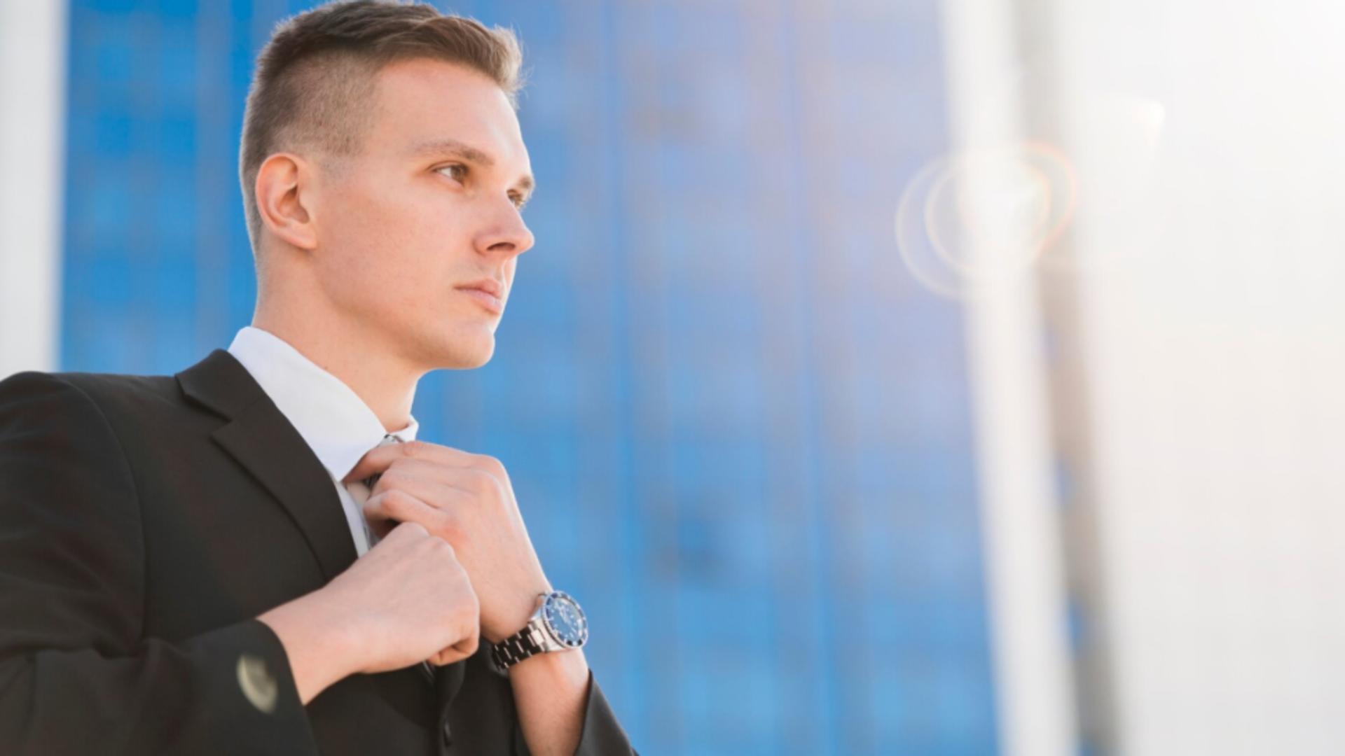 Escrocherie cu tupeu. Foto ilustrativ