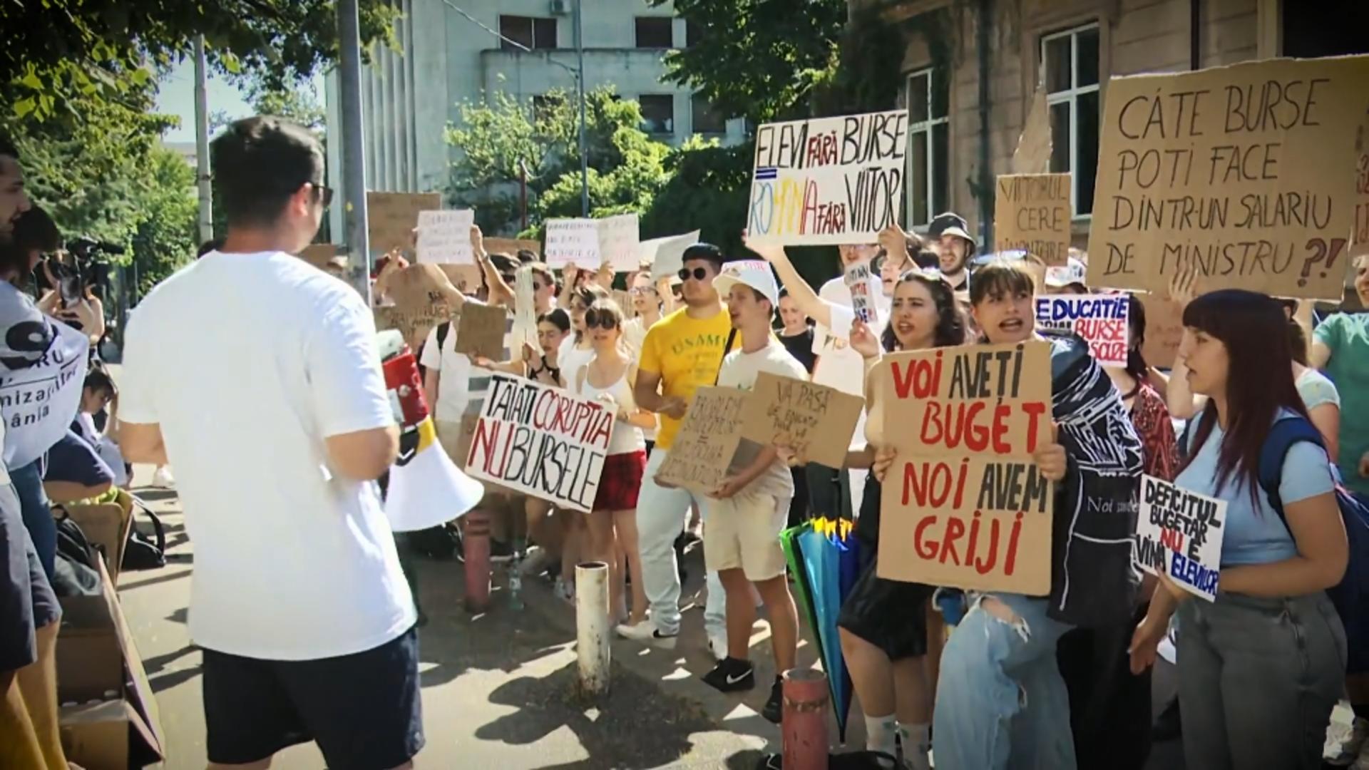 Tinerii sunt nemulțumiți că statul vrea să le taie banii, înainte de a-și rezova propria risipă