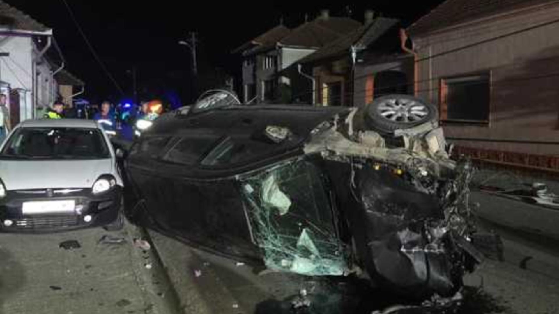 4 persoane, rănite la Orăștie. Mașina mașina în care se aflau s-a răsturnat după ce a lovit o conductă de gaz şi un stâlp de curent