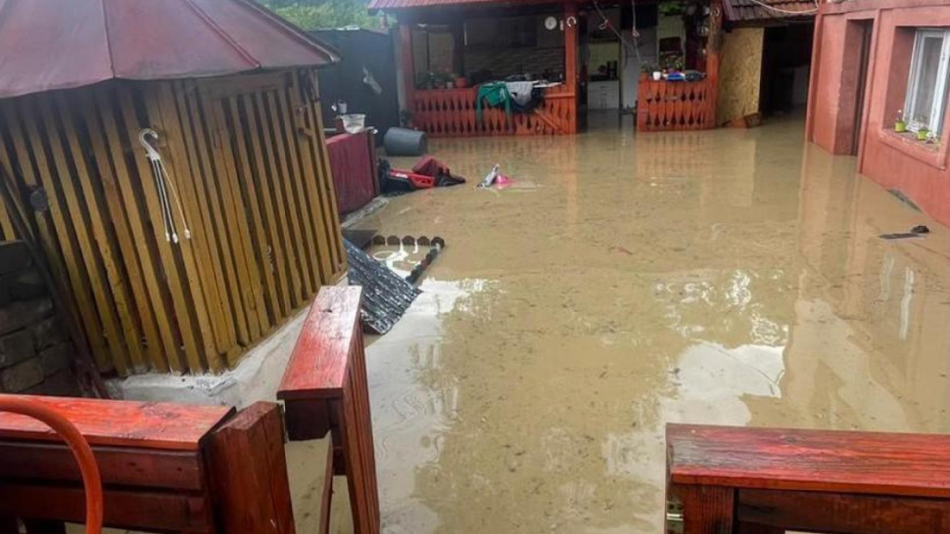 Inundațiile au făcut prăpăd în România: pompierii intervin în forță după ploile torențiale și codul portocaliu de vreme severă. S-au înregistrat 25 de litri pe metrul pătrat