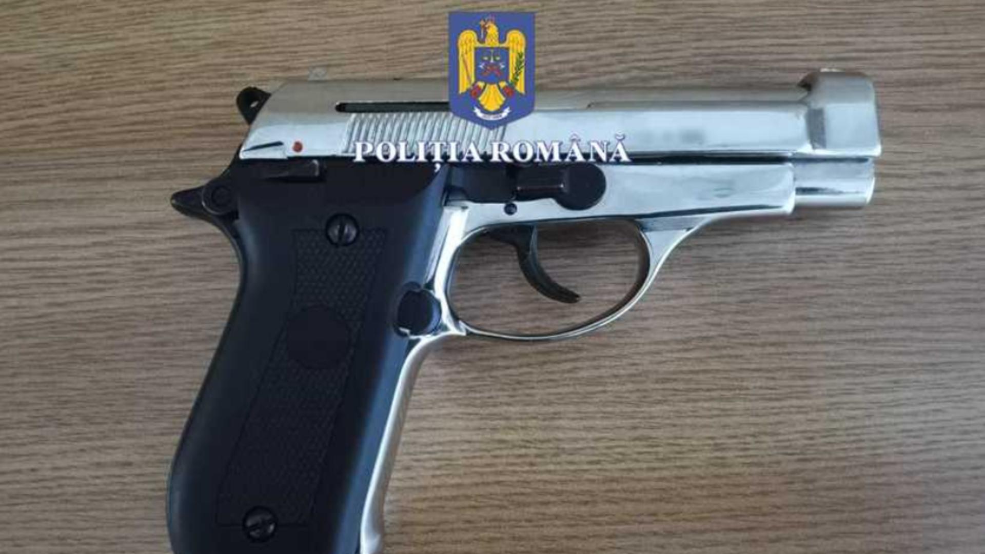 Doi minori suspectaţi că au tras cu pistolul pe stradă din Olt! Localnicii au crezut că sunt petarde/ Poliția Română