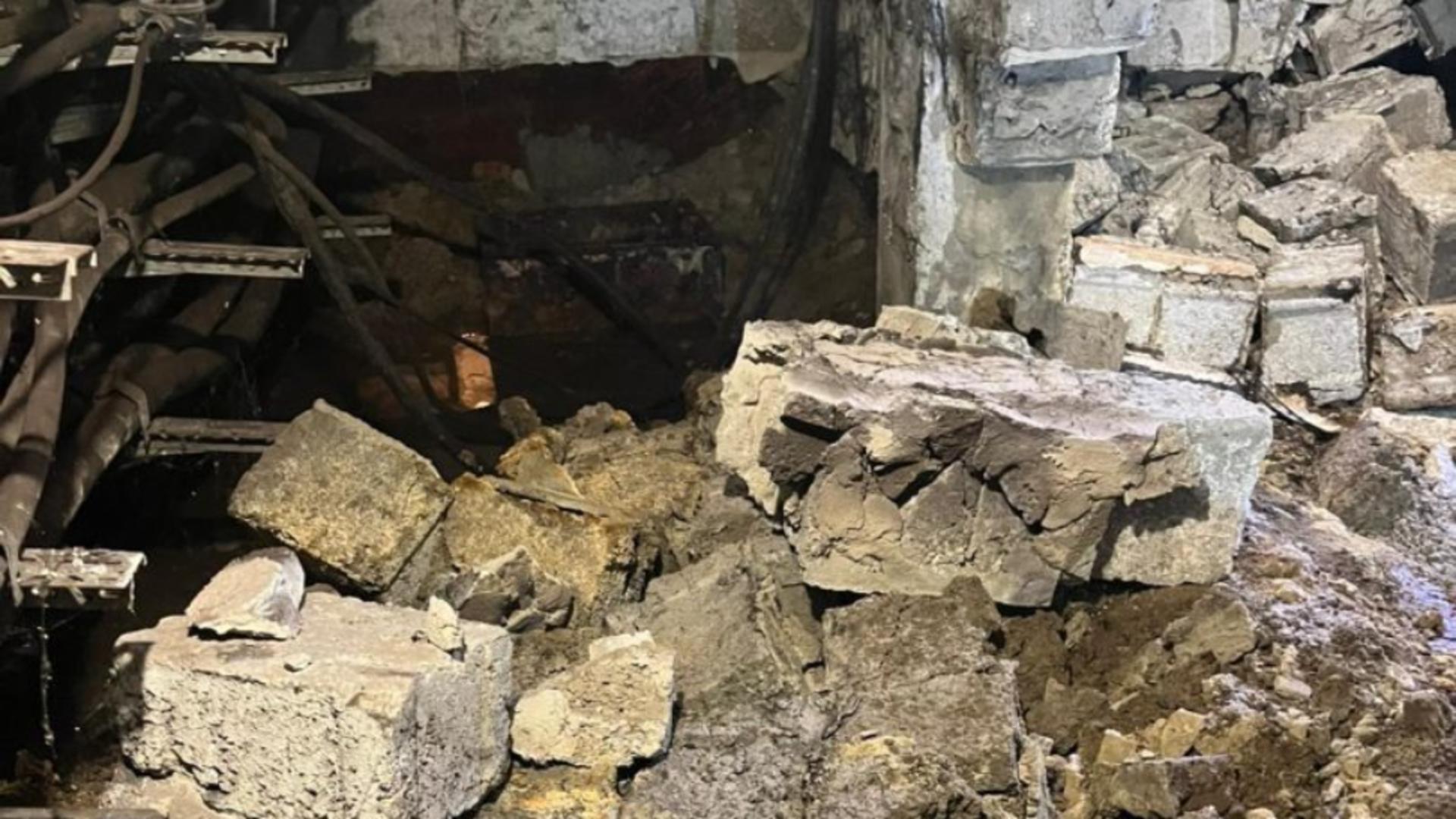 Un zid de la stația Piața Sudului de pe Magistrala 2 s-a prăbușit din cauza apei de la inundații care s-a infiltrat. Foto/Clubferoviar