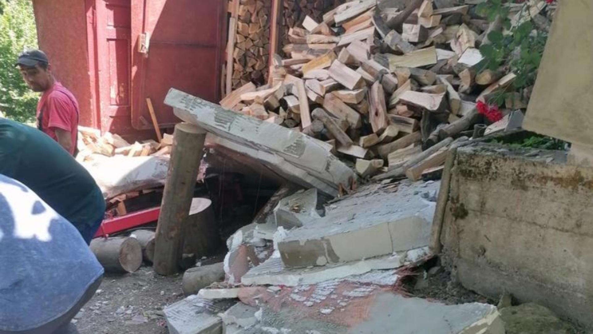 Clipe de coșmar pentru doi soți: un zid s-a prăbușit peste ei. A fost necesară intervenția elicopterului SMURD