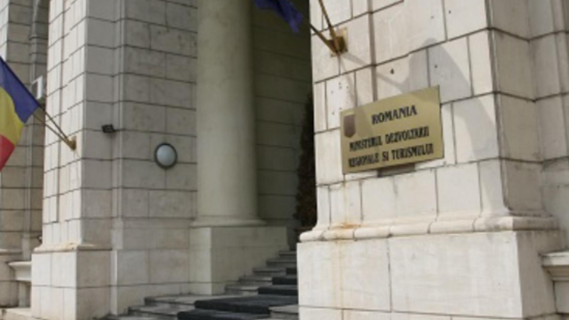 Protest spontan la Ministerul Dezvoltării! Tăierea sporurilor a scos angajații în fața instituției/ Captură foto