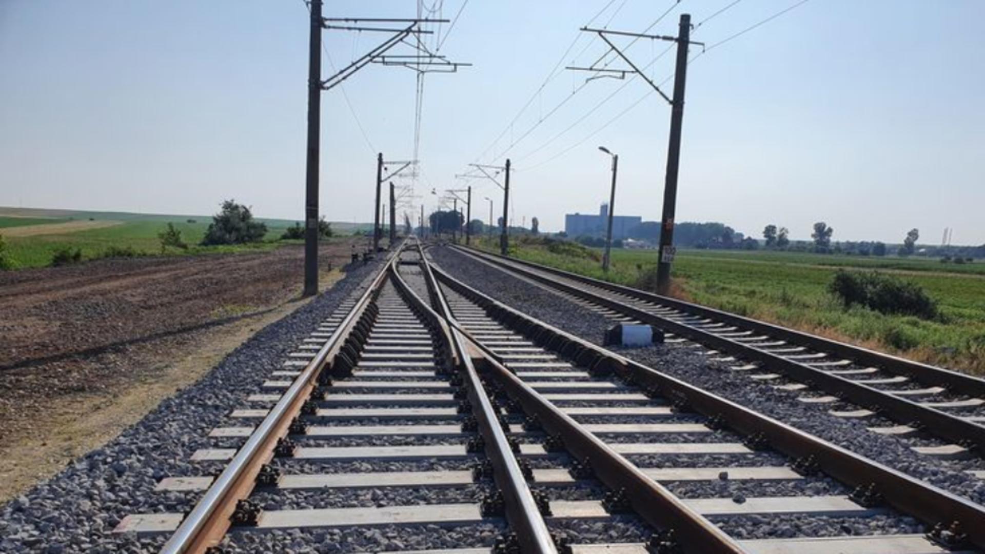 Circulaţia trenurilor, suspendată temporar între Roşiori şi Atârnaţi, după ce o șină s-a rupt