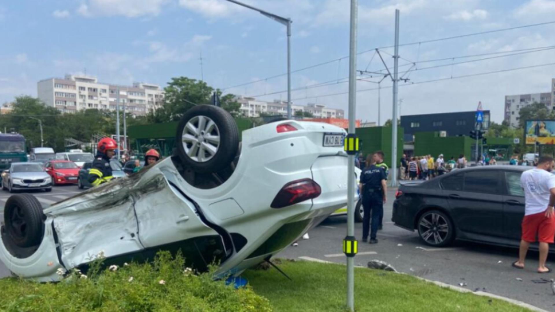 Impact major între două mașini, în Sectorul 6: o persoană primește îngrijiri medicale la fața locului