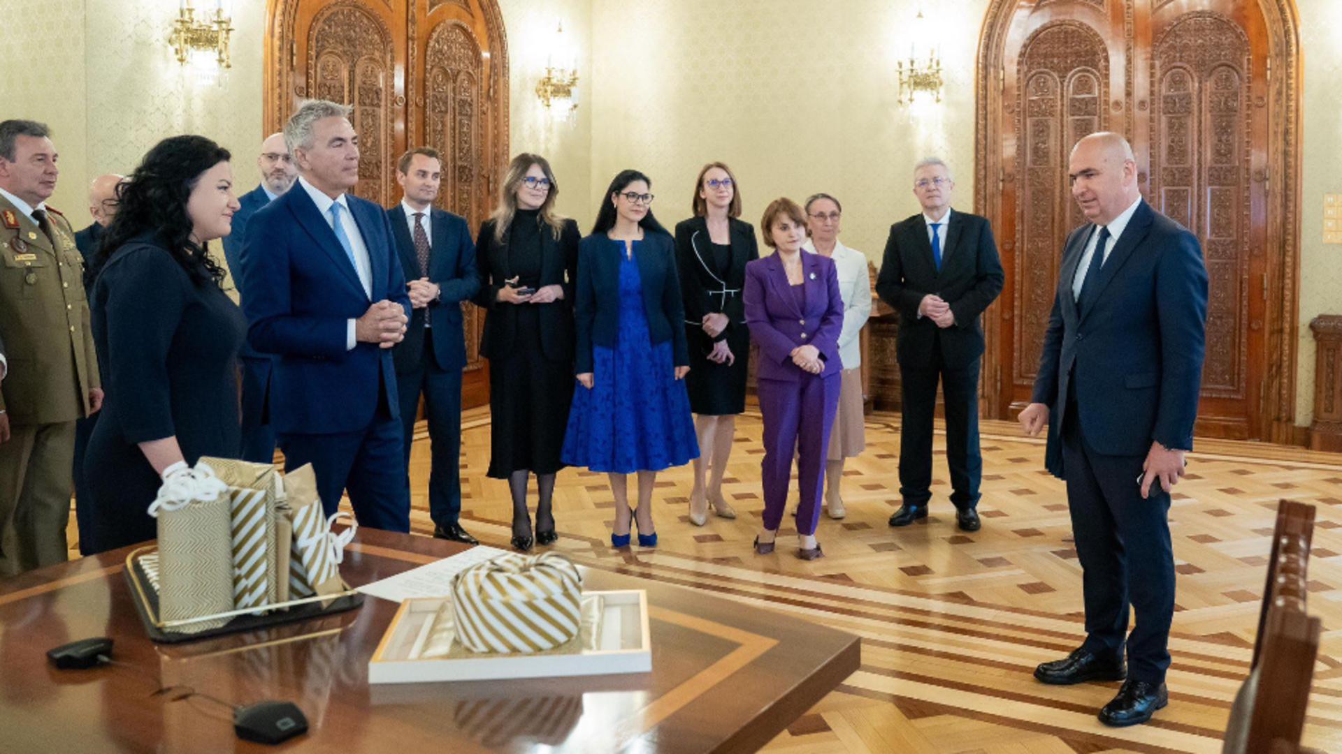 Bolojan ne ignoră total deși a vorbit zilnic cu Anastasiu: de ce a tăcut premierul în tot acest timp/ Facebook 