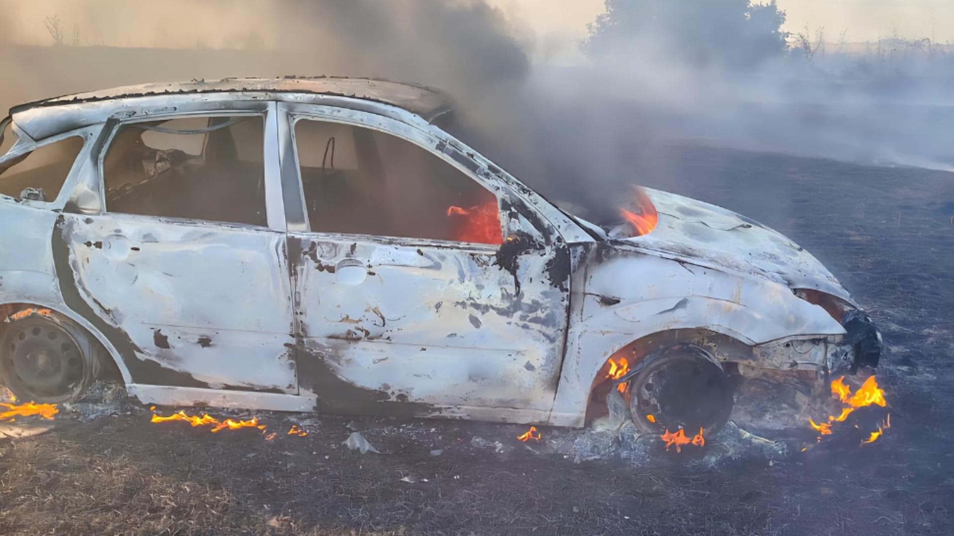 Incendiu violent în județul Giurgiu: o mașină a ars complet, focul s-a extins la terenurile agricole din zonă
