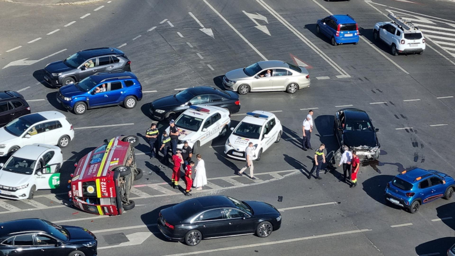 Ambulanță SMURD răsturnată în fața Parlamentului, după un impact violent. Imagini șocante/ Facebook Infotrafic București și Ilfov