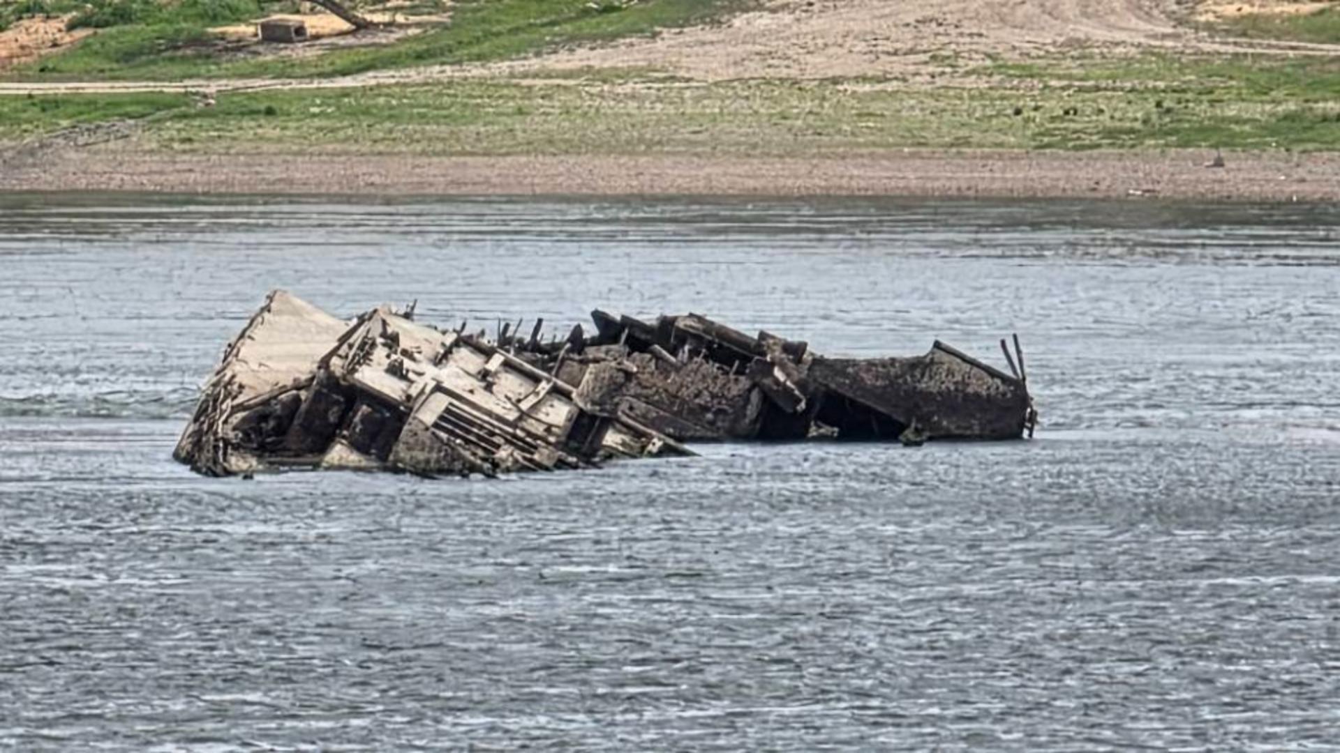 Peisajul straniu a atras atenția curioșilor aflați în zona (foto: Mihai Popescu)