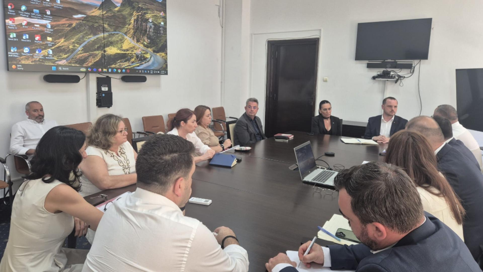 România dispune de suficiente stocuri de soluţii perfuzabile. FOTO: Facebook